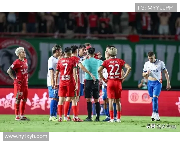 中国足球球星因不满判罚愤怒扔鞋事件引发广泛关注和热议